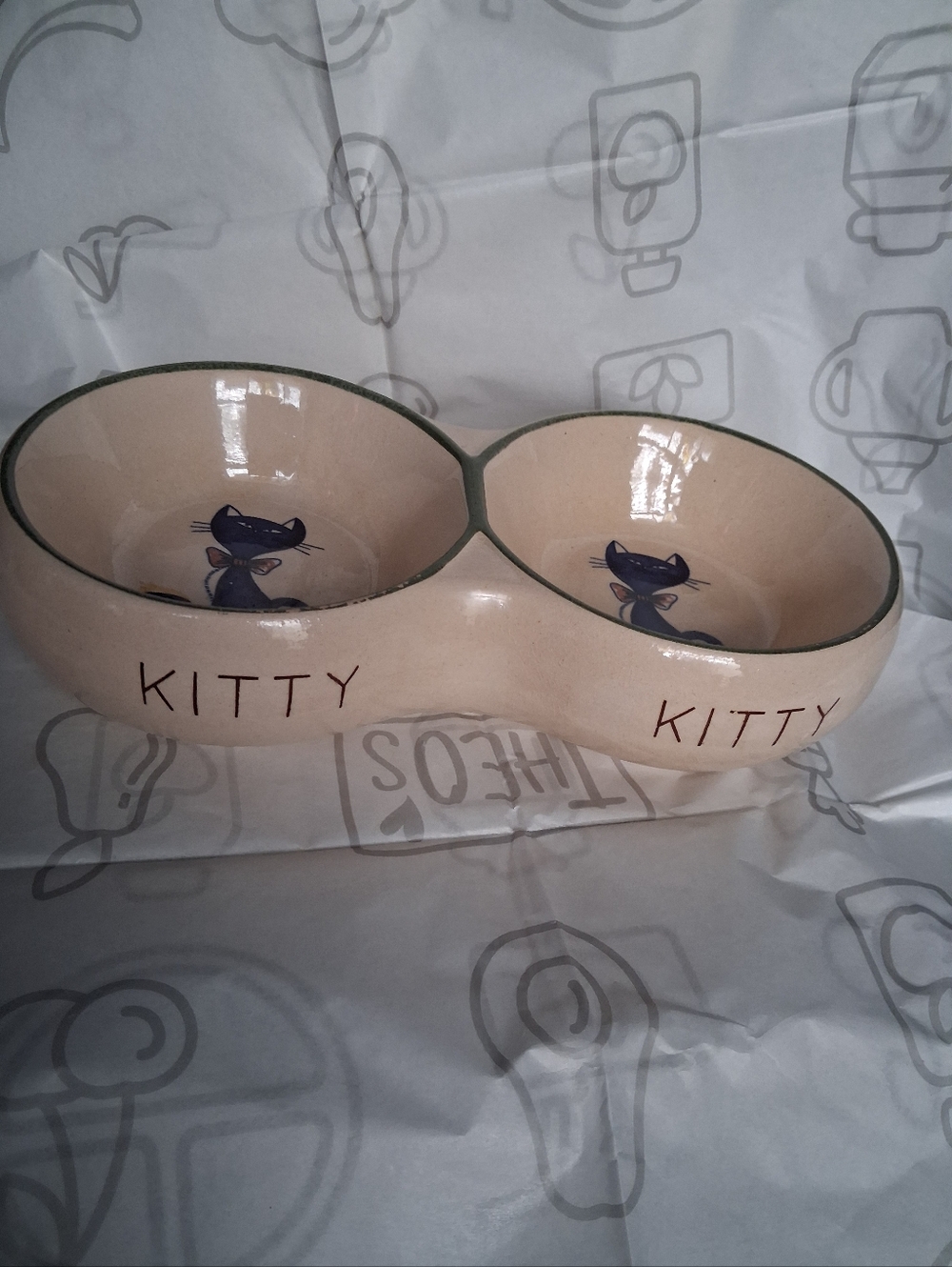 WONDERFUL VINTAGE MADE IN KOREA "KITTY" CERAMIC DOUBLE CAT FEEDING BOWL.